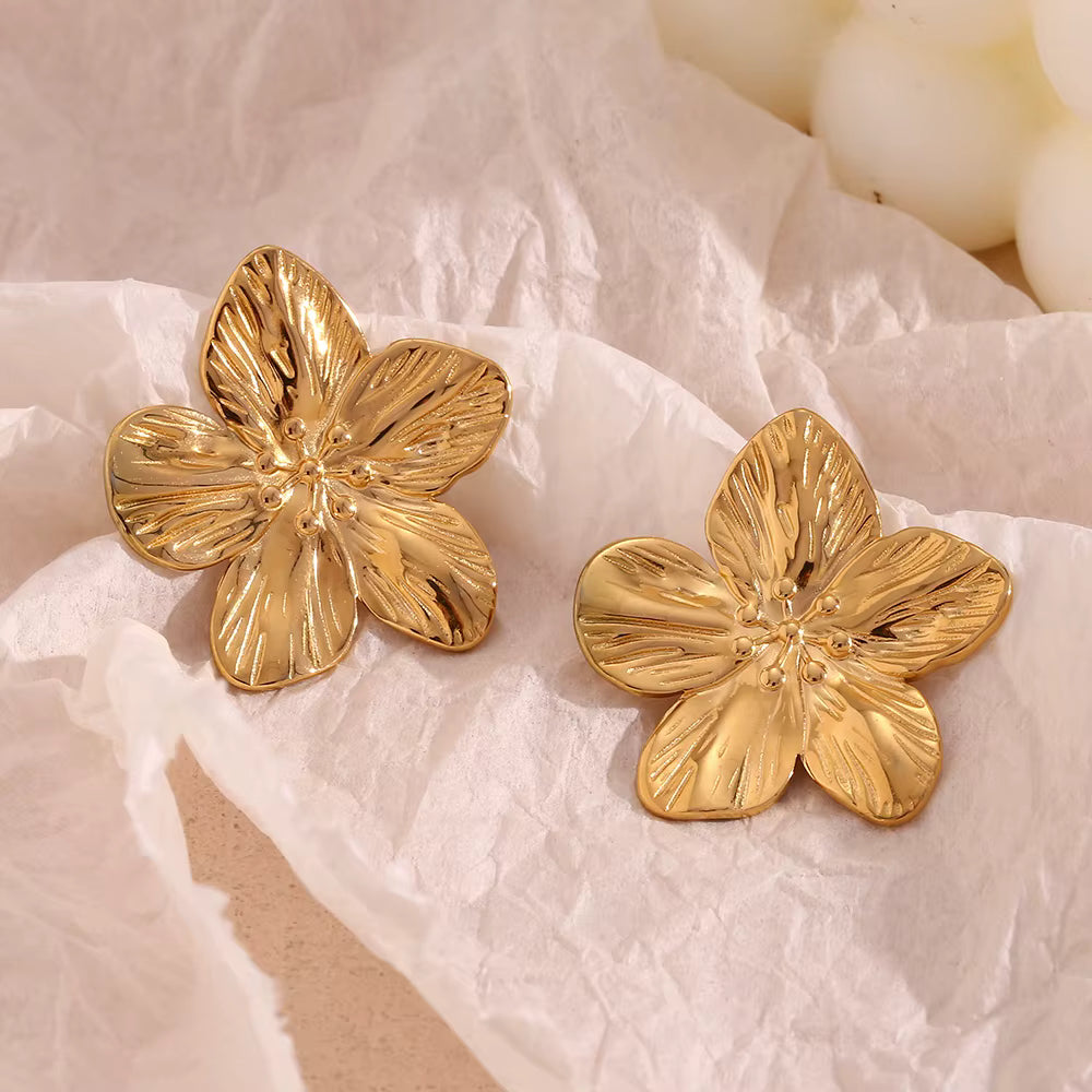 Fleur – Gold Engraved Flower Stud Earrings
