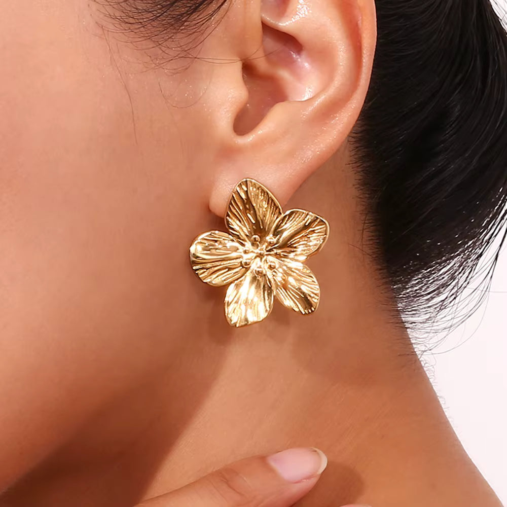 Fleur – Gold Engraved Flower Stud Earrings
